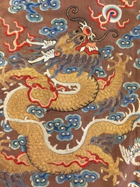 Une robe imp&eacute;riale en kesi &agrave; d&eacute;cor de huit dragons &agrave; cinq griffes sur fond brun, prob. Jiaqing, 1&egrave;re moiti&eacute; du 19&egrave;me